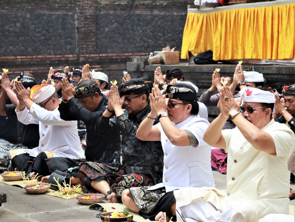 Bupati Nyoman Giri Prasta Tangkil ke Pura Pasar Agung